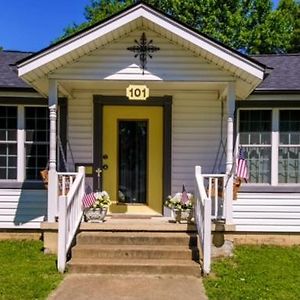 فيلا Historic Town Square Bungalow In Heart Of Brighton Atoka Exterior photo