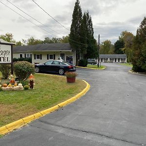 ويليامزتاون Villager Motel Exterior photo