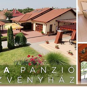 مبيت وإفطار Balmazújváros Kamilla Panzio Es Rendezvenyhaz Exterior photo