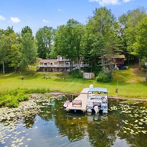 Reed City Lilli'S Pad Lakeside Lodge With Pontoon & Hot Tub Exterior photo