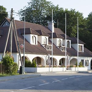 Hotel Liilia Käina Exterior photo