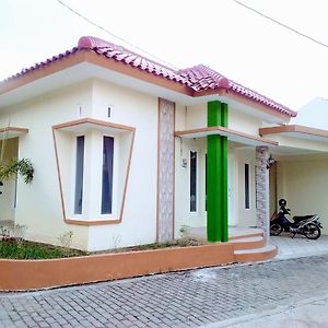 Karyakita Homestay Rumah ماجلانج Exterior photo