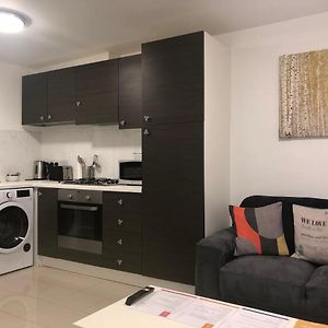 2 Bedroom Large Town Centre Apartment Free Parking لاوْبرو Exterior photo