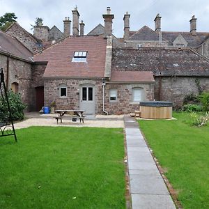 Cecile'S Cottage At Cefn Tilla Court, أوسك Exterior photo