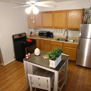Cozy 1 Bedroom, 1 Min From Irving Park Blue Line, Free Parking شيكاغو Exterior photo