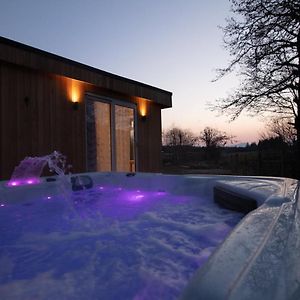 Allt Mor Rentals - Chalet With Hot Tub, And Studio Apartment No Hot Tub رويبريدج Exterior photo