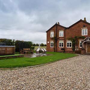 Welsh Cottage With Hot Tub - Jubilee House ريكسهام Exterior photo