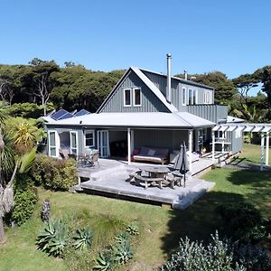Tryphena Frosty'S Retreat - Great Barrier Island Home Exterior photo