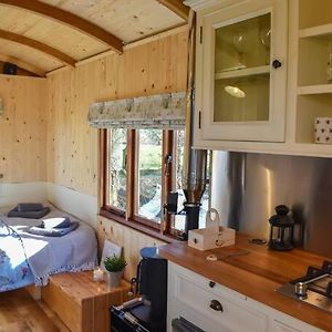 شقة Handcrafted Shepherds Hut Toppesfield Exterior photo