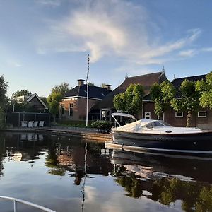 شقة Puur Eastermar - Monumentaal, Authentiek En Luxe Koetshuis Aan Open Vaarwater Met Jacuzzi En Sauna Oostermeer Exterior photo