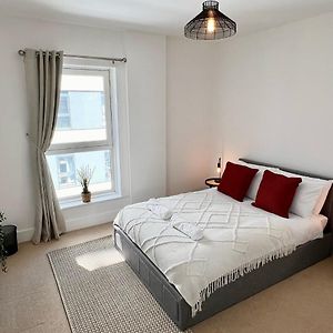 2 Bedroom Serviced Apartment With Free Parking, Wifi & Netflix, باسينغستوك Exterior photo