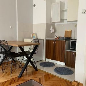 شقة Comfy Studio - 1 Minute Walk To Delta Planet Ni Exterior photo