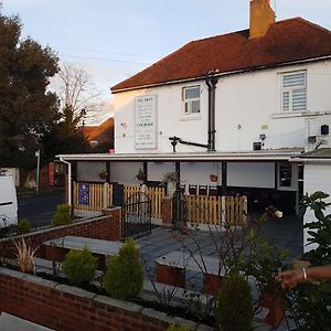 Swan Inn, Heathrow Airport ستانويل Exterior photo