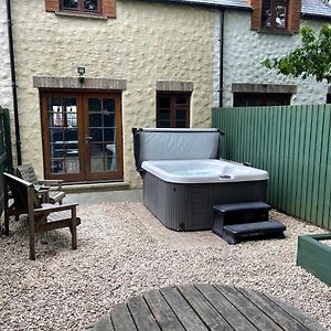 هافرفوردوست Cottage With Hot Tub In Pembrokeshire Exterior photo