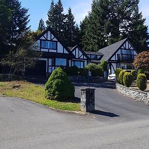 Nanoose Bay Quaint Tudor Retreat Exterior photo