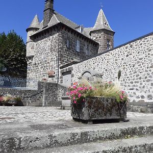 Vic-sur-Cère Maison Du Chevalier Des Huttes - Table Et Chambres D'Hotes Exterior photo