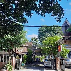 Kampoeng Osing Syariah Guest House بانيووانجى Exterior photo