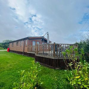 مالتون Hedgerow Lodge With Hot Tub Exterior photo