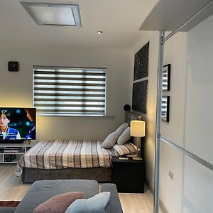 شقة Fully Detached Studio Annexe With Double Bed For 2 & Sofa Bed For 2 كمبورن Exterior photo