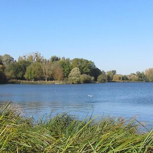 مبيت وإفطار Ecluzelles Au Bord De L'Eau Exterior photo