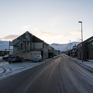 شقة Scenic Penthouse - Ocean View & Skylight Windows Siglufjordur Exterior photo