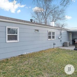 فيلا Pet Friendly Large Fenced Backyard Covered Patio مدينة رابيد Exterior photo