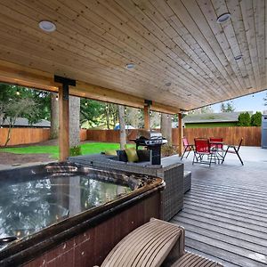 فانكوفر Cheerful One Level Home With Hot Tub And Beautiful Yard Exterior photo
