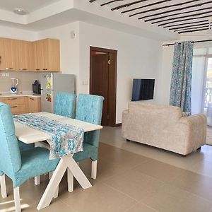 Kikambala Luxurious Two Bedroom - Beachfront, Swimming Pool View, Wifi, Smart Tv, Ample Parking, 24Hr Security مومباسا Exterior photo