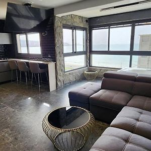 מבנים בים 75 Suites At Sea حيفا Exterior photo