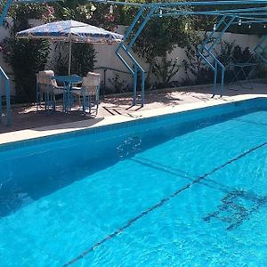 الشيخ مبروك Blue Family Villa With Large Private Pool Exterior photo