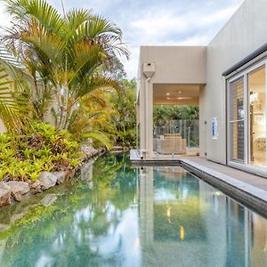 Pelican Waters Luxury Resort Style Villa Pool By Custom Bnb Hosting Exterior photo