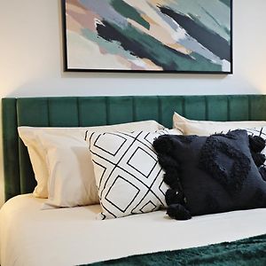 إيدمونتون Stylish Suite With King Bed,Long Stays,Disney+,Airport Exterior photo