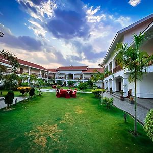 Hotel Earth Light Sauraha شيتوان Exterior photo