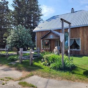 مبيت وإفطار Saint-David-de-Falardeau Le Gite Du Gardien Blanc Exterior photo