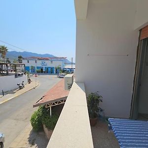 شقة Cosy Flat Next To Beach كيرينيا Exterior photo