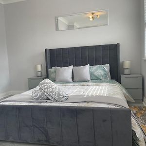Luxury 2 Bedroom Maisonette With Private Garden, Fibre Wifi, Sky Channels كامبرلي Exterior photo