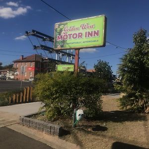 Miles Golden West Motor Inn Exterior photo