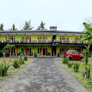 Spot On 92827 Anisah Adil Homestay Syariah بانيووانجى Exterior photo