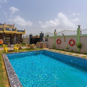Shāhpura Stayvista'S Badshah Farmstay - Mountain-View Villa With Private Pool, Terrace & Gym Exterior photo