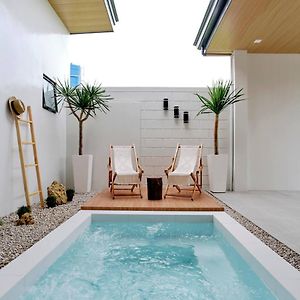 ايلويلو Bali-Inspired Villa With Dipping Pool By Pallet Homes Exterior photo