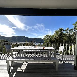فيلا Waikawa Bay Bach With Spectacular Views Exterior photo