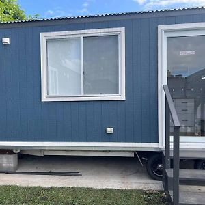 Sweet Cute Blue Tiny Home With Pool And 2 Minute Drive To The Beach ولونغونغ Exterior photo