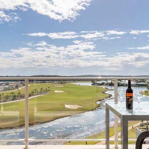 Pelican Waters Spa Apartment - Beautiful Views Of Golf Course! Exterior photo