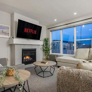 YYC Luxury Getaway With Cali King Size Bed & Fireplace Exterior photo