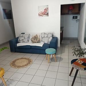 سان دوني Blue And Yellow, Appartement Au Calme, Avec Piscine, Wifi Exterior photo