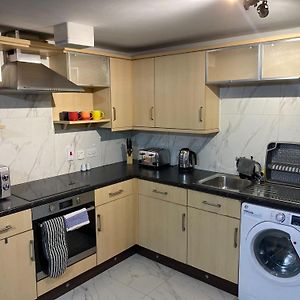 Convenient 2 Bedroom Ground Floor Apartment With Parking In Leeds بودسي Exterior photo