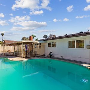 أزوسا Modern Relaxing Retreat With Private Pool Home Exterior photo