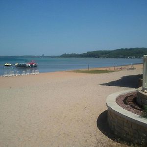 مدينة ترافيرز First Class Suite On East Grand Traverse Bay Exterior photo