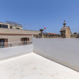 شقة Town House In The Heart Of Luqa - Close To Malta International Airport Exterior photo