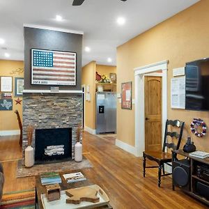 فيلا Stockyards Patriot Outpost - Sleeps 8 - Just 3/4 Miles فورت وورث Exterior photo